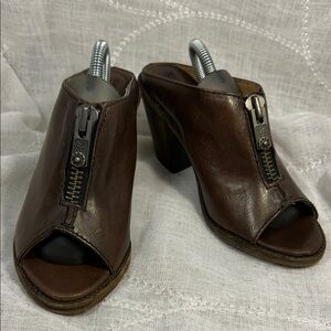 Frye almost NEW leather mule slide ins heels